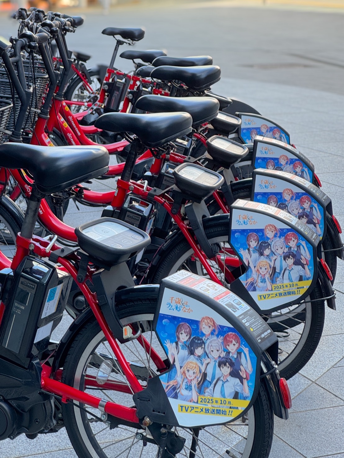 福井が舞台となるアニメ「千歳くんはラムネ瓶のなか」のラッピング車両